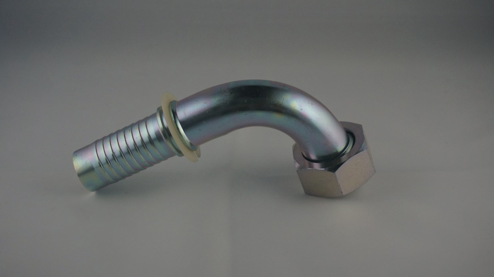 embout à sertir femelle métrique série Din allemande légère (cône 24°) coude 90°